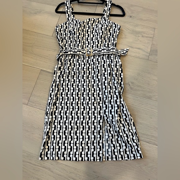 Monteau Dresses & Skirts - Monteau Black and White Geometric Mini Dress